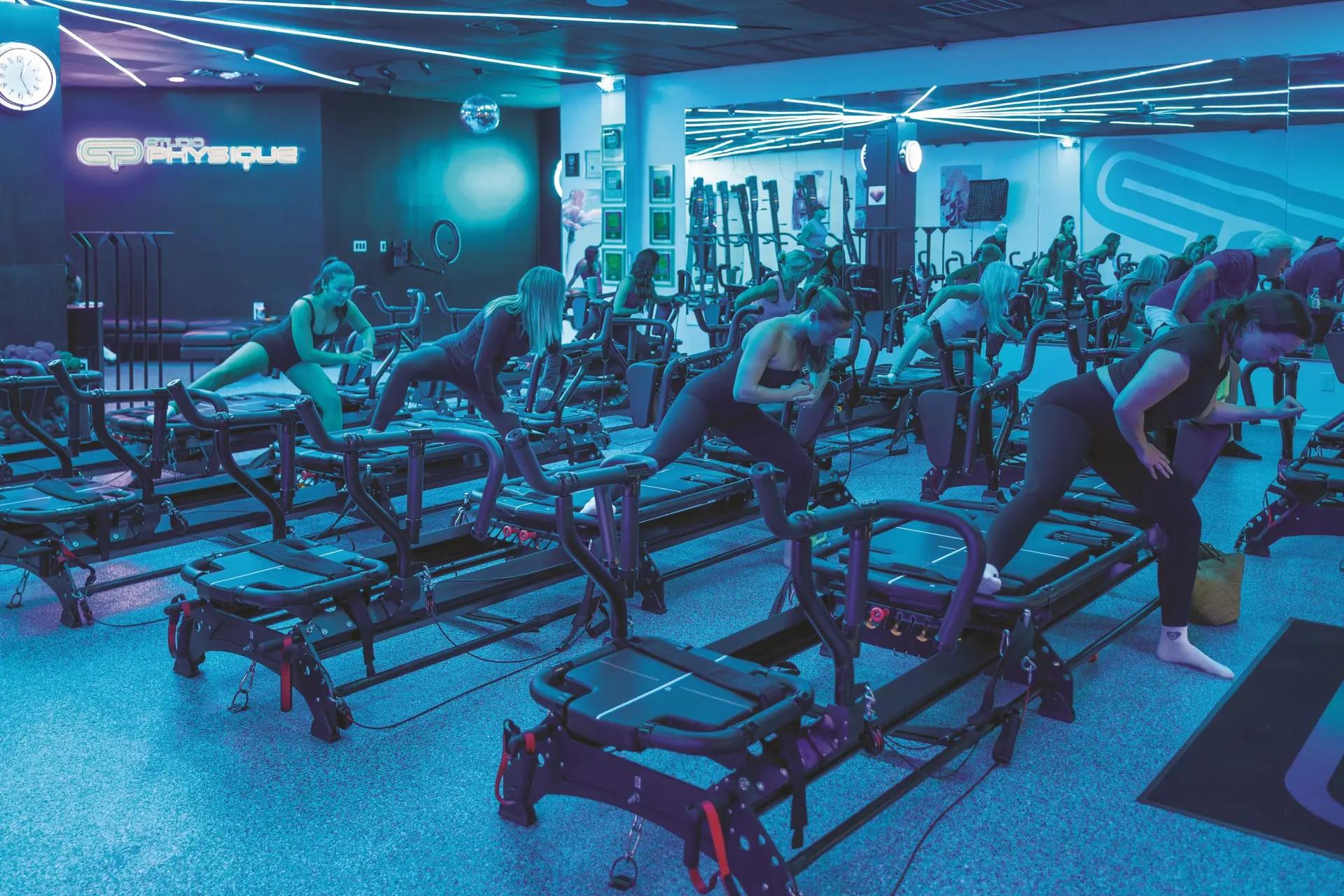 Class working out at Studio Physique